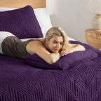 Exclusivo Mezcla Ultrasonic King Quilt Bedding Set, Lightweight Deep Purple Bedspreads Soft Modern Geometric Coverlet Set for All Seasons (1 Quilt and 2 Pillow Shams)