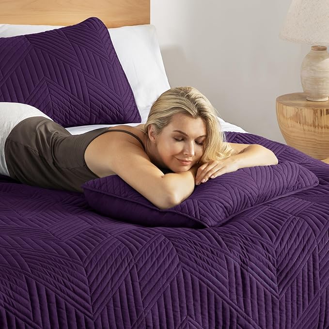 Exclusivo Mezcla Ultrasonic Twin Quilt Bedding Set, Lightweight Deep Purple Bedspreads Soft Modern Geometric Coverlet Set for All Seasons (1 Quilt and 1 Pillow Sham)