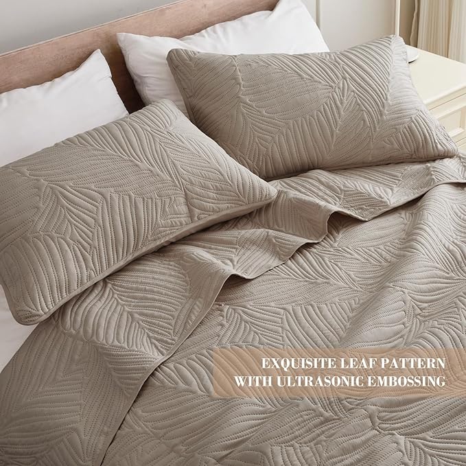 Exclusivo Mezcla Queen Quilt Bedding Set, Lightweight Taupe Quilts Queen Full Size for All Seasons, Soft Microfiber Bedspreads Coverlets Bed Cover with Leaf Pattern, 3 Piece