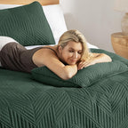 Exclusivo Mezcla Ultrasonic Twin Quilt Bedding Set, Lightweight Green Bedspreads Soft Modern Geometric Coverlet Set for All Seasons (1 Quilt and 1 Pillow Sham)