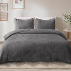 Exclusivo Mezcla Ultrasonic King Quilt Bedding Set, Lightweight Grey Bedspreads Soft Modern Geometric Coverlet Set for All Seasons (1 Quilt and 2 Pillow Shams)