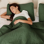 Exclusivo Mezcla King Size Quilt Bedding Set, Lightweight Olive Green Quilts King Size for All Seasons, Soft Microfiber Bedspreads Coverlets Bed Cover with Leaf Pattern, 3 Piece