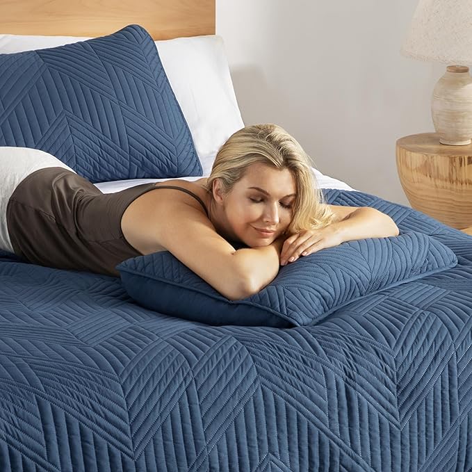 Exclusivo Mezcla Ultrasonic Full Queen Quilt Bedding Set, Lightweight Navy Blue Bedspreads Soft Modern Geometric Coverlet Set for All Seasons (1 Quilt and 2 Pillow Shams)