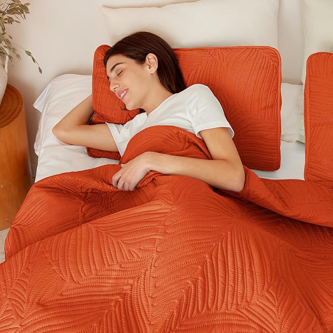Exclusivo Mezcla Twin Quilt Bedding Set, Lightweight Burnt Orange Quilts Twin Size for All Seasons, Soft Microfiber Bedspreads Coverlets Bed Cover with Leaf Pattern, 2 Piece