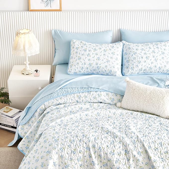 Wake In Cloud - Floral Quilt Set, Coquette Cottagecore Shabby Chic Flower Pattern for Women Teen Girls, Reversible Lightweight Bedspread Coverlet, 3 Pieces, White Blue, King Size