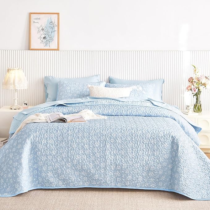 Wake In Cloud - Floral Quilt Set, Coquette Cottagecore Shabby Chic Flower Pattern for Women Teen Girls, Reversible Lightweight Bedspread Coverlet, 3 Pieces, Light Blue, Queen/Full Size