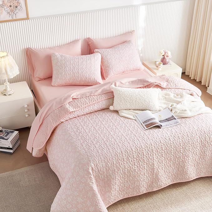 Wake In Cloud - Floral Quilt Set, Coquette Cottagecore Shabby Chic Flower Pattern for Women Teen Girls, Reversible Lightweight Bedspread Coverlet, 3 Pieces, Light Pink, Twin/Twin XL Size