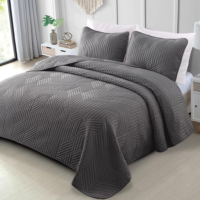 Exclusivo Mezcla Ultrasonic King Quilt Bedding Set, Lightweight Grey Bedspreads Soft Modern Geometric Coverlet Set for All Seasons (1 Quilt and 2 Pillow Shams)