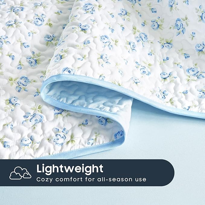 Wake In Cloud - Floral Quilt Set, Coquette Cottagecore Shabby Chic Flower Pattern for Women Teen Girls, Reversible Lightweight Bedspread Coverlet, 3 Pieces, White Blue, Queen/Full Size