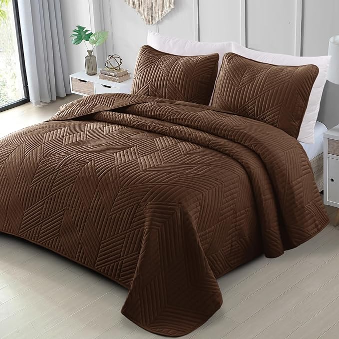 Exclusivo Mezcla Ultrasonic King Quilt Bedding Set, Lightweight Brown Bedspreads Soft Modern Geometric Coverlet Set for All Seasons (1 Quilt and 2 Pillow Shams)