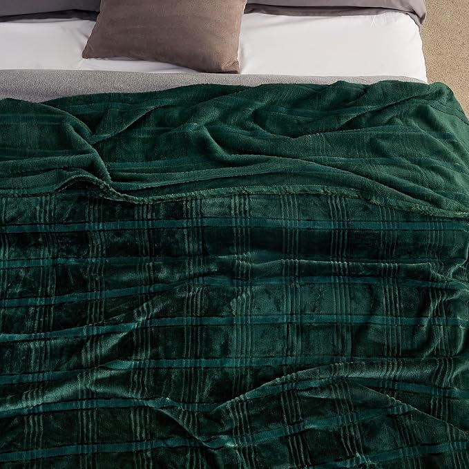 Oversized King Fleece Blanket 120x138 Inches, Seamless Soft Cozy 3D Jacquard Flannel Blanket 10'x11.5' Extra Large for Bed, Sofa, Couch, Travel & Camping, California King Throw, Forest Green