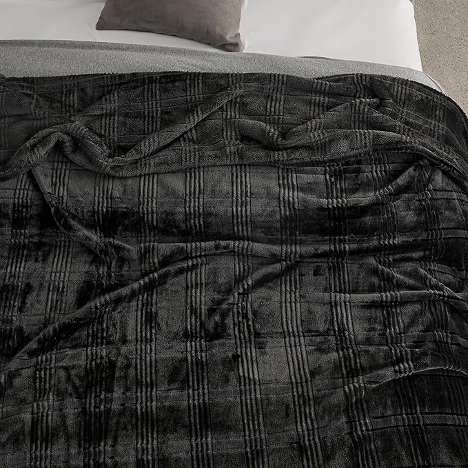 Oversized King Fleece Blanket 120x138 Inches, Seamless Soft Cozy 3D Jacquard Flannel Blanket 10'x11.5' Extra Large for Bed, Sofa, Couch, Travel & Camping, California King Throw, Black
