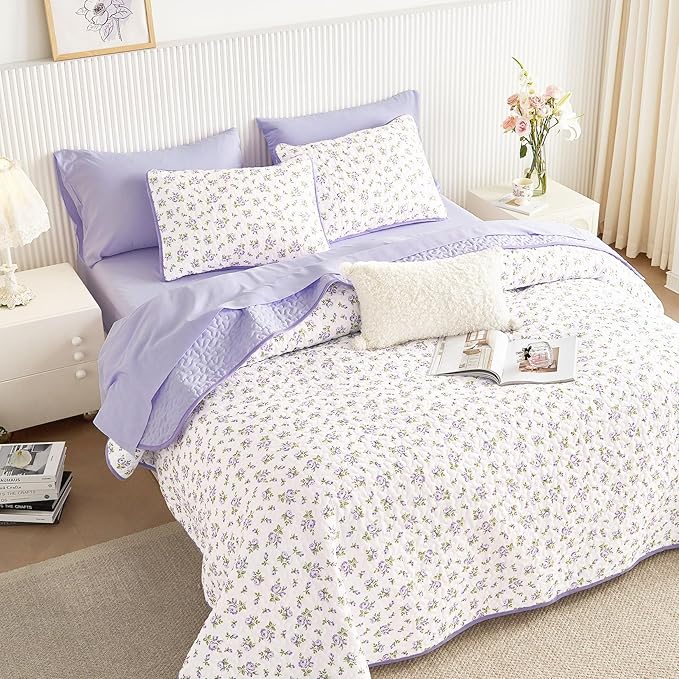 Wake In Cloud - Floral Quilt Set, Coquette Cottagecore Shabby Chic Flower Pattern for Women Teen Girls, Reversible Lightweight Bedspread Coverlet, 3 Pieces, White Purple, Twin/Twin XL Size