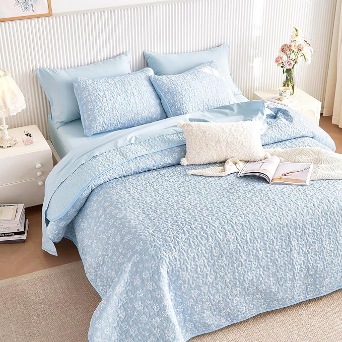 Wake In Cloud - Floral Quilt Set, Coquette Cottagecore Shabby Chic Flower Pattern for Women Teen Girls, Reversible Lightweight Bedspread Coverlet, 3 Pieces, Light Blue, Twin/Twin XL Size