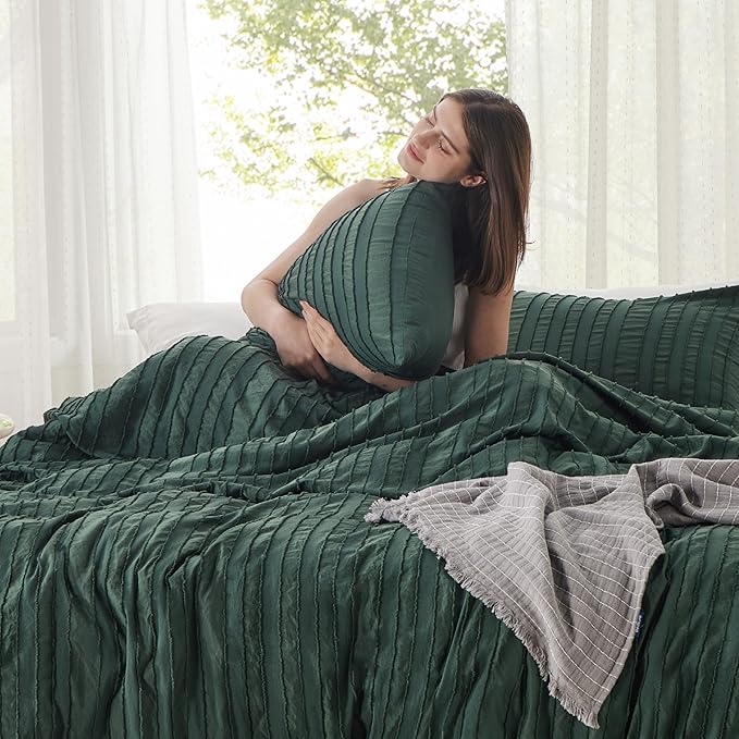 Bedsure Luxury Duvet Cover Queen Size - Striped Tufted Boho Bedding Set, Shabby Chic Home Bedding (90"x90") with 2 Pillowcases for All Season, Forest Green，Comforter Not Included