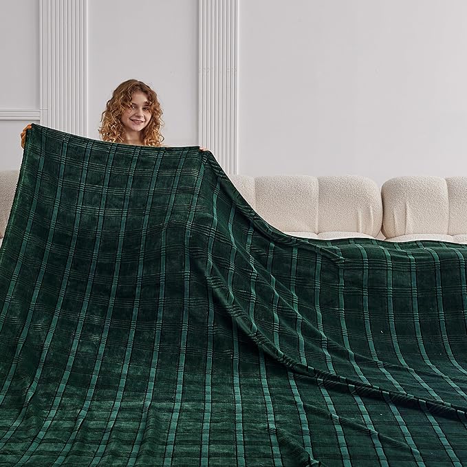 Oversized King Fleece Blanket 120x138 Inches, Seamless Soft Cozy 3D Jacquard Flannel Blanket 10'x11.5' Extra Large for Bed, Sofa, Couch, Travel & Camping, California King Throw, Forest Green
