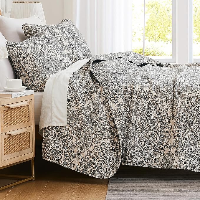 Southshore Fine Living, Inc. Ashanti Collection Oversized Quilt Queen Bedding Set Lightweight, Soft Coverlet Bedspread 3-Piece with Two Matching Shams (98 in Wide x 98 in Long), Full/Queen, Grey